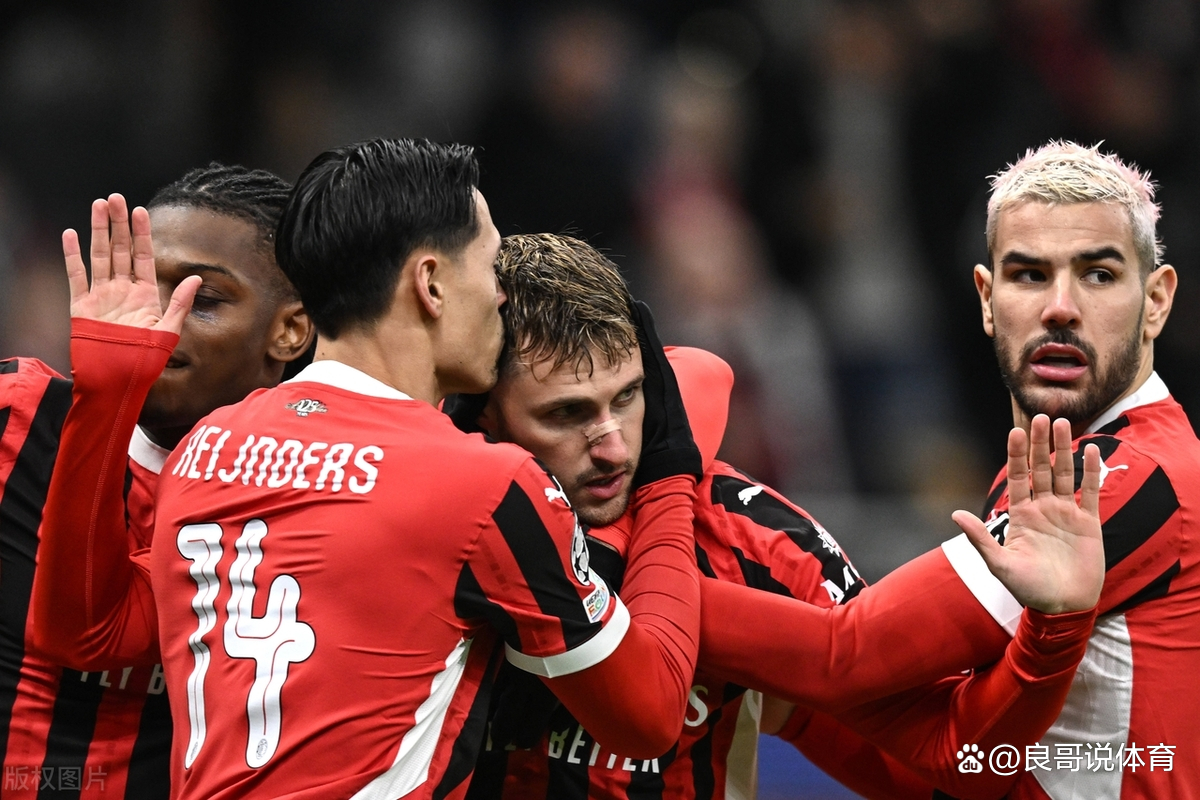 AC米兰球迷庆祝胜利,球队前景一片光明 AC米兰球迷庆祝胜利,球队前景一片光明