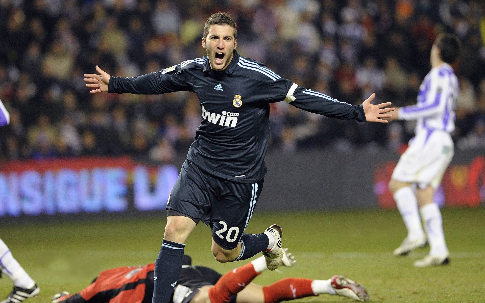 IM体育下载-欧冠半决赛之夜，本泽马关键进球定乾坤